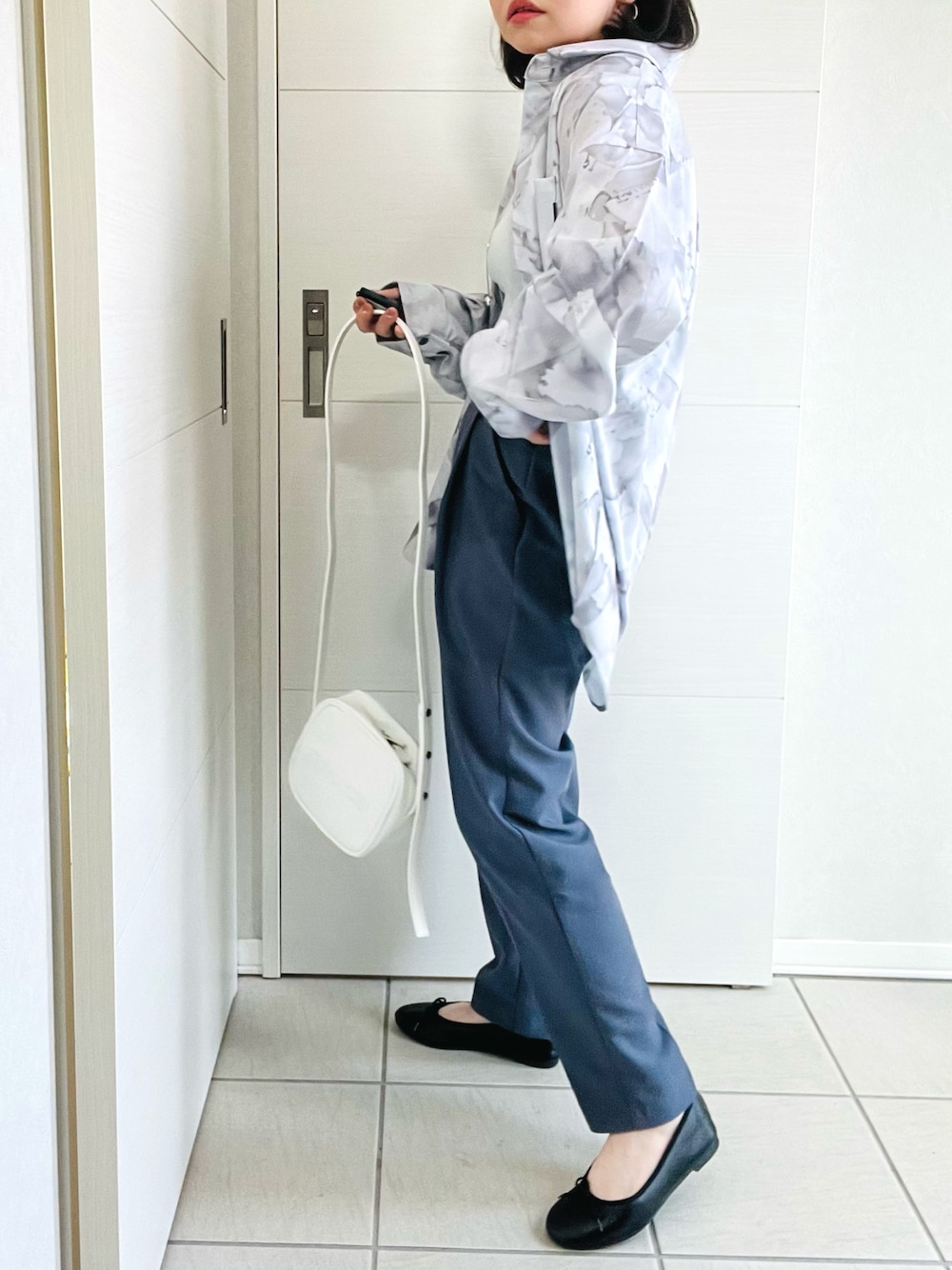 「オトナカジュアル、オトナ女子、シンプル、シンプルコーデ、JOHN'S CLOSET、ジョンズクローゼット、limitedline_naivemagic、パンツスタイル、総柄シャツ、プチプラ、zucca、ズッカ、低身長、低身長女子、低身長コーデ」｜「Naive magicの【a】とろみジョーゼット 総柄プリントシャツ/レトロ風プリント長袖（シャツ/ブラウス、グレー系）」を使った、❁⃘asa❁⃘さん（レディース・150cm）の春コーディネートの1枚目の写真