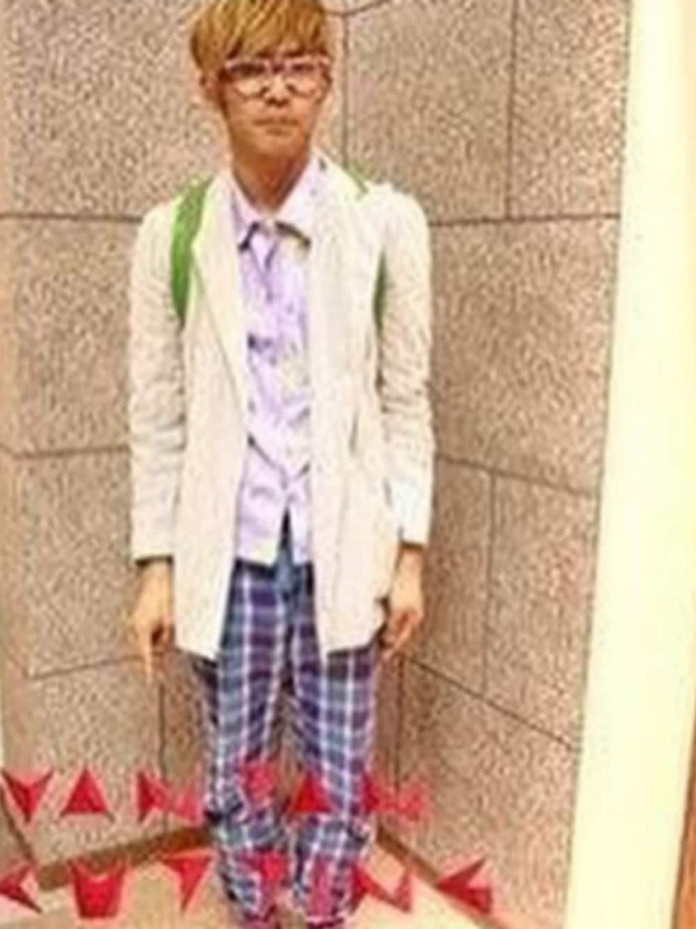 パープル系のシャツ/ブラウス、ホワイト系のジャケット/アウター、ブルー系のパンツを着用したメンズの春コーディネートの1枚目の写真