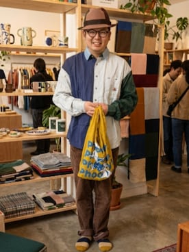 「ほのかりんからの誕生日プレゼントのアイテム（エコバッグ/サブバッグ、イエロー系）」を使った、あらたさん（メンズ・174cm）の春コーディネート