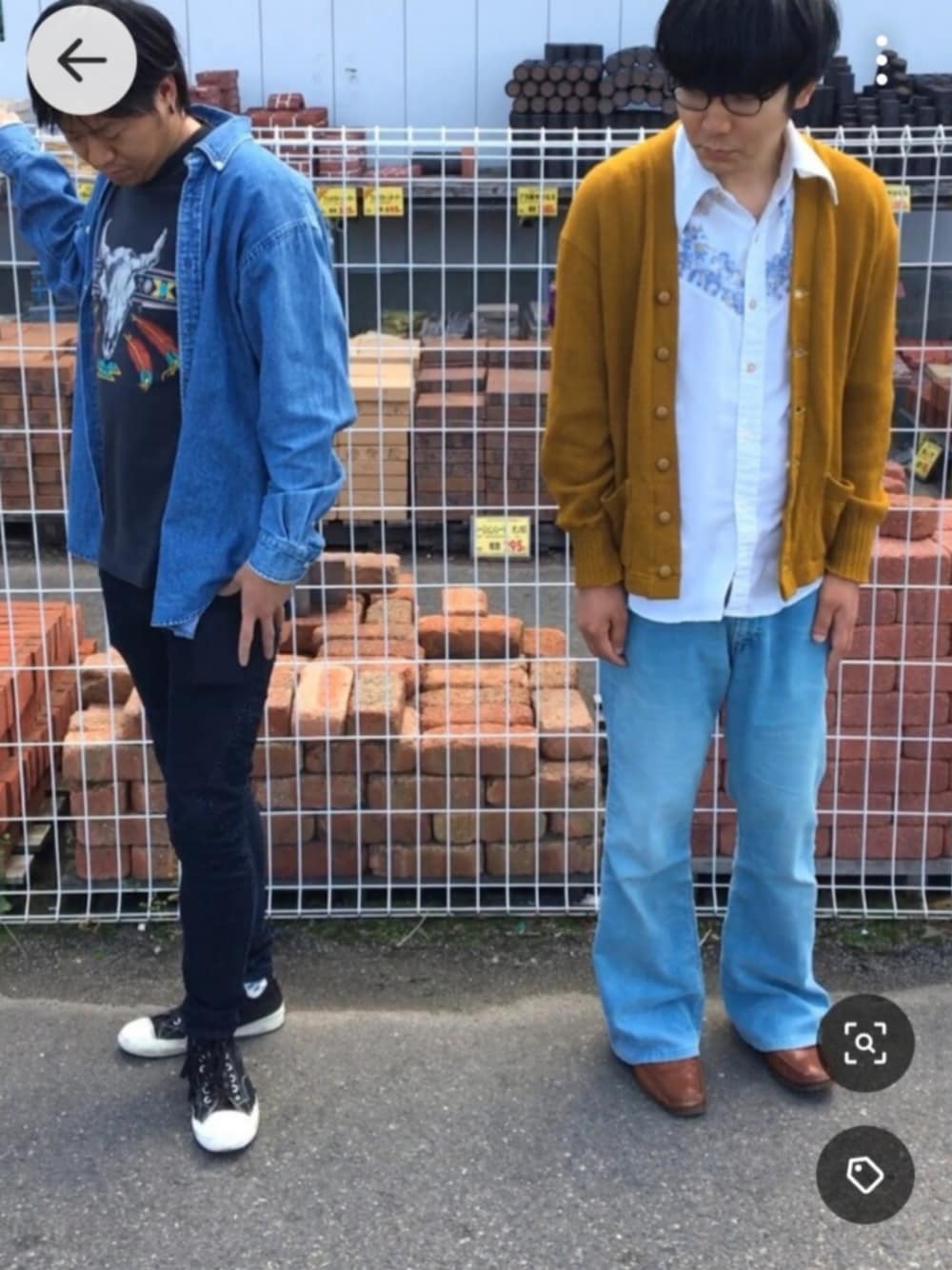 イエロー系のニット/セーター、ブルー系のパンツ、ホワイト系のシャツ/ブラウスを着用したメンズの秋コーディネートの1枚目の写真