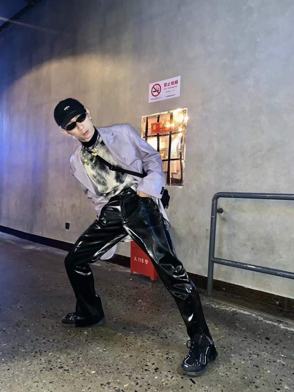 「ootd」｜「pushBUTTONのアイテム（ジャケット/アウター、パープル系）」を使った、秦然さん（メンズ・175cm）の春コーディネートの1枚目の写真
