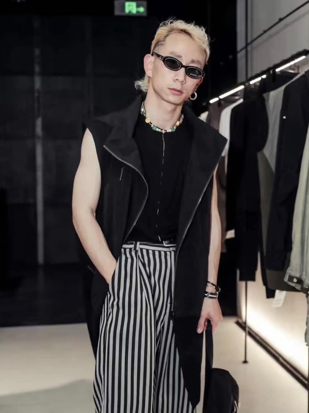 「ootd」｜「11 by Boris Bidjan Saberi のアイテム（トップス、ブラック系）」を使った、秦然さん（メンズ・175cm）の夏コーディネートの1枚目の写真