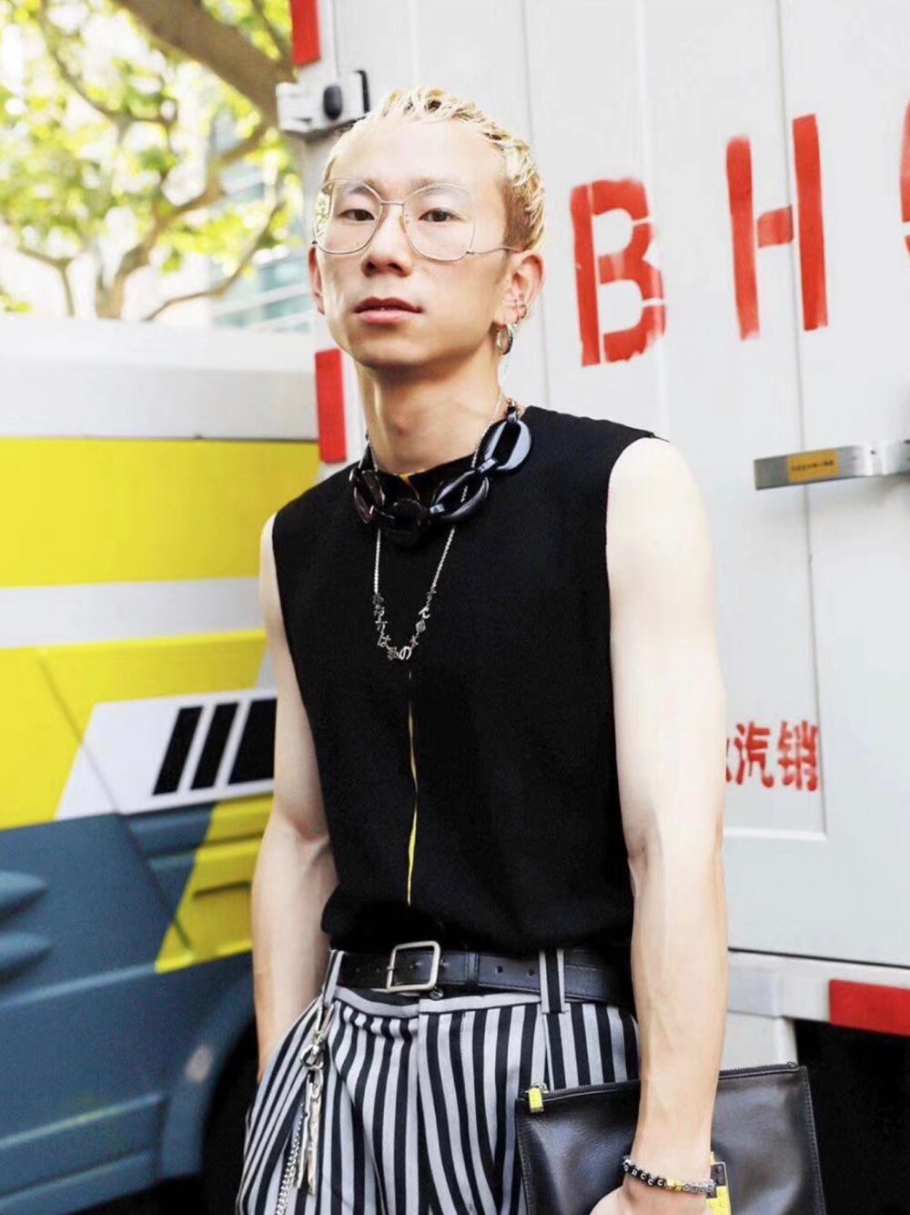 「ootd」｜「Yohji Yamamotoのアイテム（トップス、ブラック系）」を使った、秦然さん（メンズ・175cm）の夏コーディネートの1枚目の写真