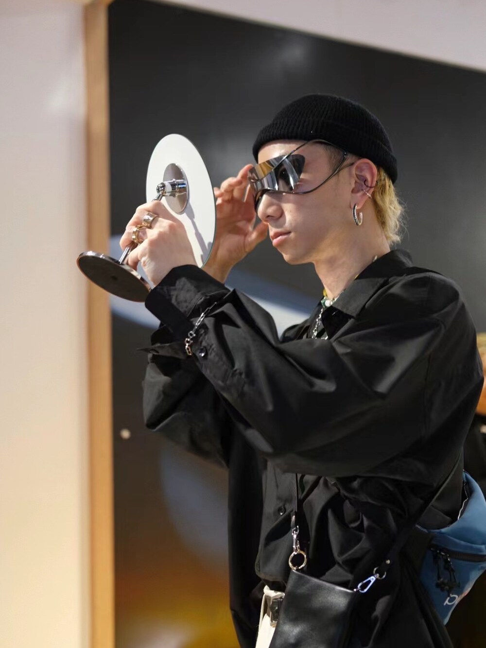 「ootd」｜「Yohji Yamamotoのアイテム（トップス、ブラック系）」を使った、秦然さん（メンズ・175cm）の春コーディネートの1枚目の写真