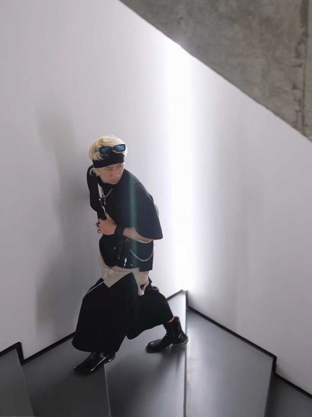 「ootd」｜「Yohji Yamamotoのアイテム（トップス、ブラック系）」を使った、秦然さん（メンズ・175cm）の夏コーディネートの1枚目の写真
