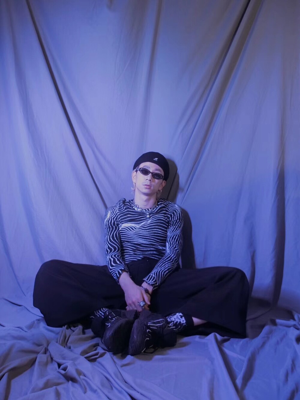 「ootd」｜「11 by Boris Bidjan Saberi のアイテム（トップス、ブラック系）」を使った、秦然さん（メンズ・175cm）の春コーディネートの1枚目の写真