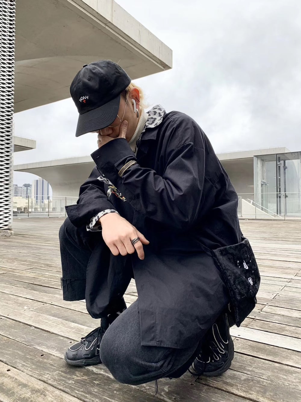 「ootd」｜「CLOTのアイテム（バッグ、ブラック系）」を使った、秦然さん（メンズ・175cm）の春コーディネートの1枚目の写真