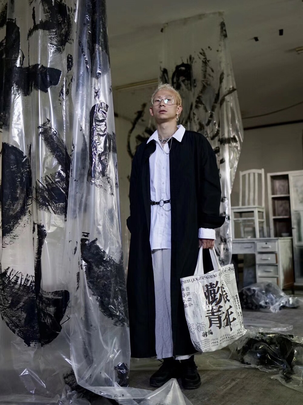 「ootd」｜「Yohji Yamamotoのアイテム（トップス、ブラック系）」を使った、秦然さん（メンズ・175cm）の春コーディネートの1枚目の写真