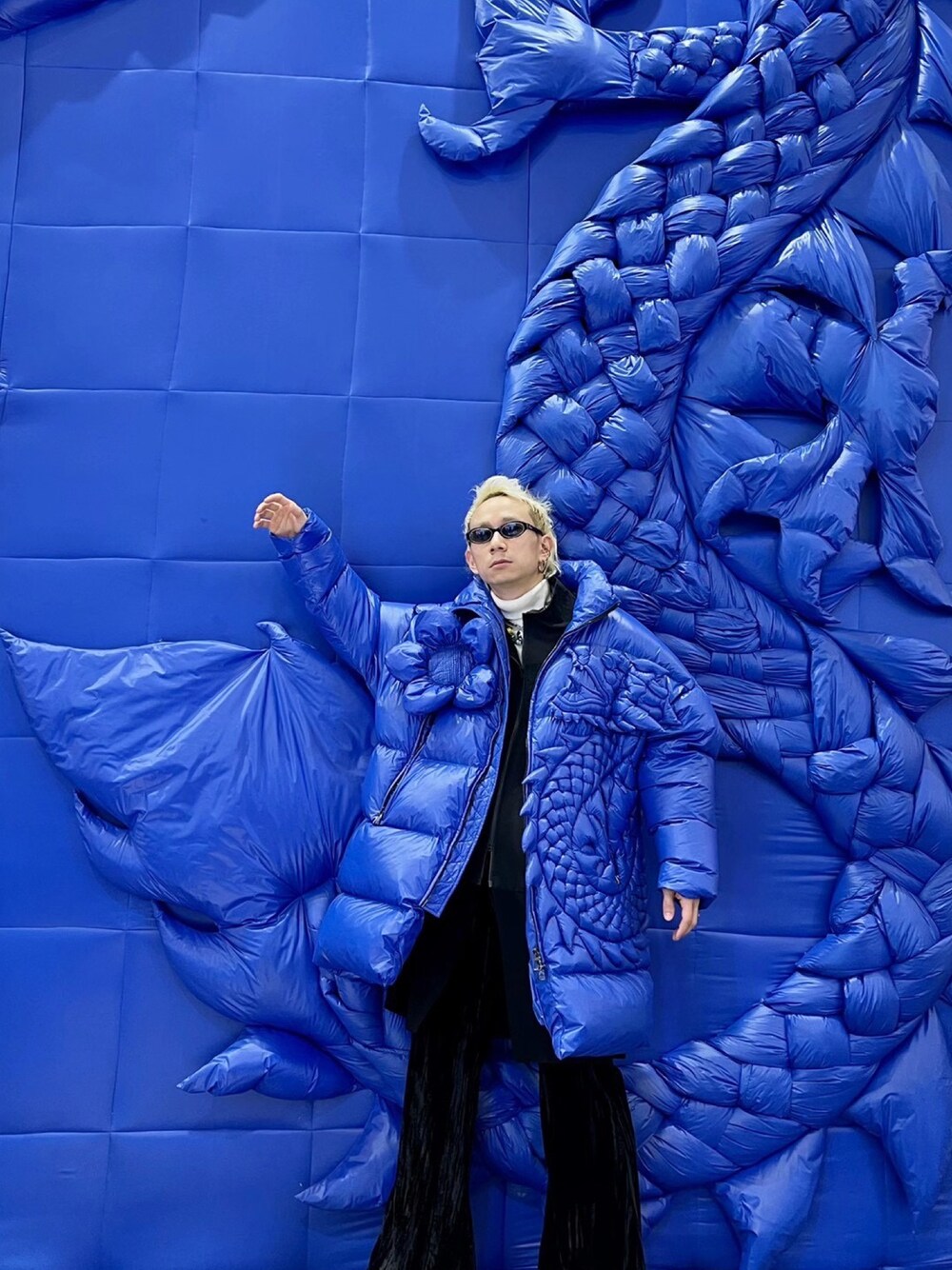 「ootd」｜「pushBUTTONのアイテム（ジャケット/アウター、ブルー系）」を使った、秦然さん（メンズ・175cm）の春コーディネートの1枚目の写真