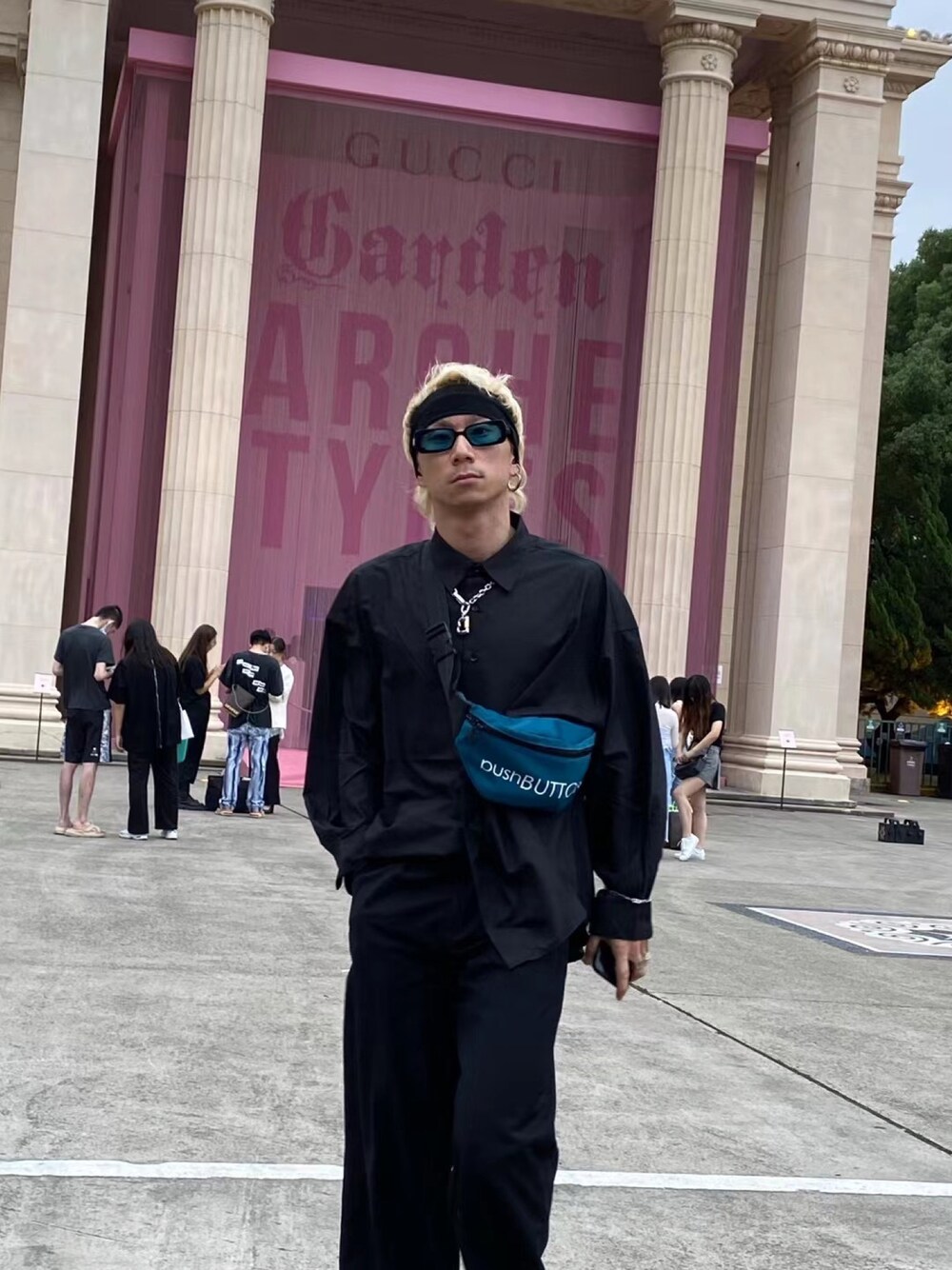 「ootd」｜「pushBUTTONのアイテム（バッグ、ブルー系）」を使った、秦然さん（メンズ・175cm）の春コーディネートの1枚目の写真