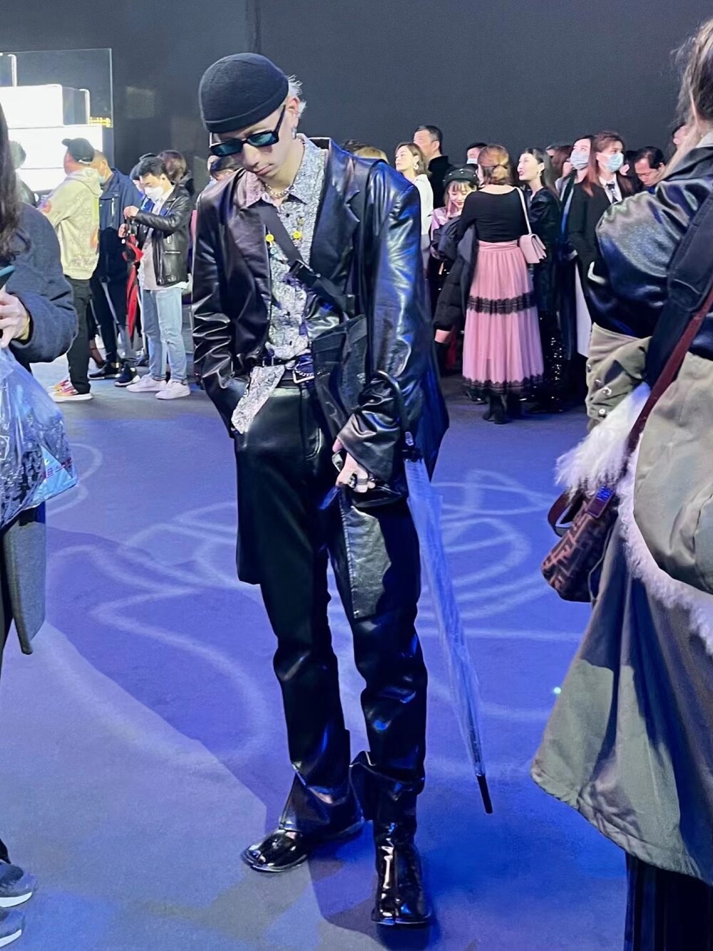 「ootd」｜「11 by Boris Bidjan Saberi のアイテム（ジャケット/アウター、ブラック系）」を使った、秦然さん（メンズ・175cm）の春コーディネートの1枚目の写真