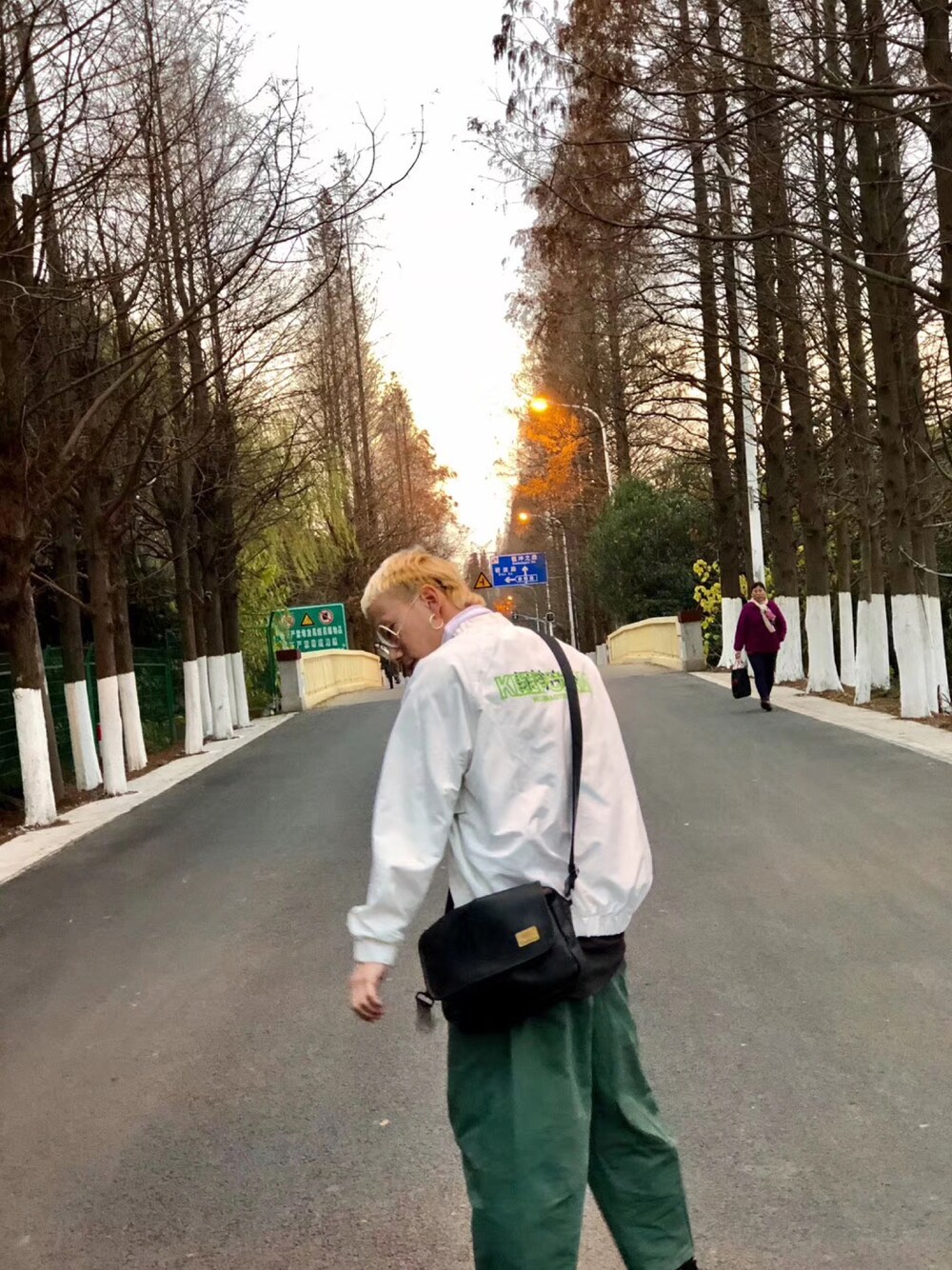 「ootd」｜「Yeezyのアイテム（トップス、ホワイト系）」を使った、秦然さん（メンズ・175cm）の春コーディネートの1枚目の写真