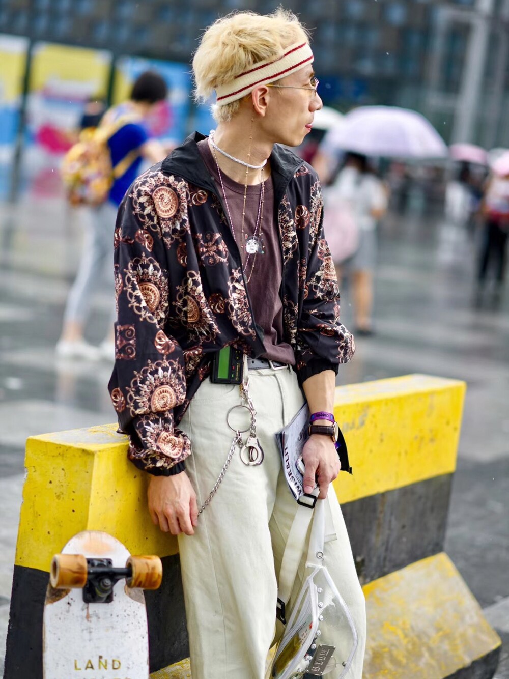 「ootd」｜「TYAKASHAのアイテム（トップス、ブラウン系）」を使った、秦然さん（メンズ・175cm）の春コーディネートの1枚目の写真