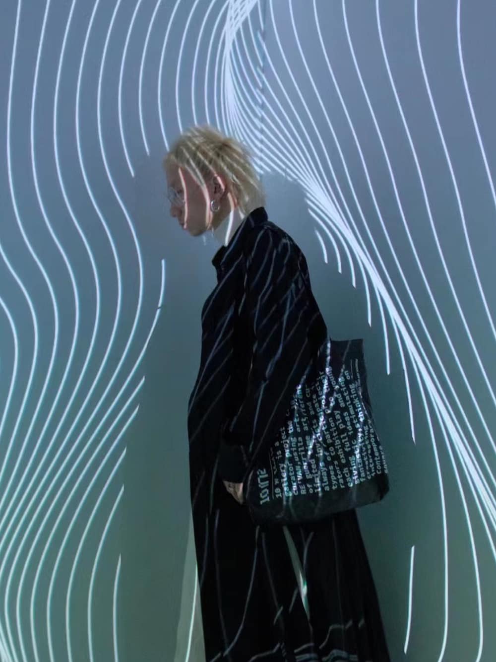「ootd」｜「Yohji Yamamotoのアイテム（トップス、ブラック系）」を使った、秦然さん（メンズ・175cm）の春コーディネートの1枚目の写真
