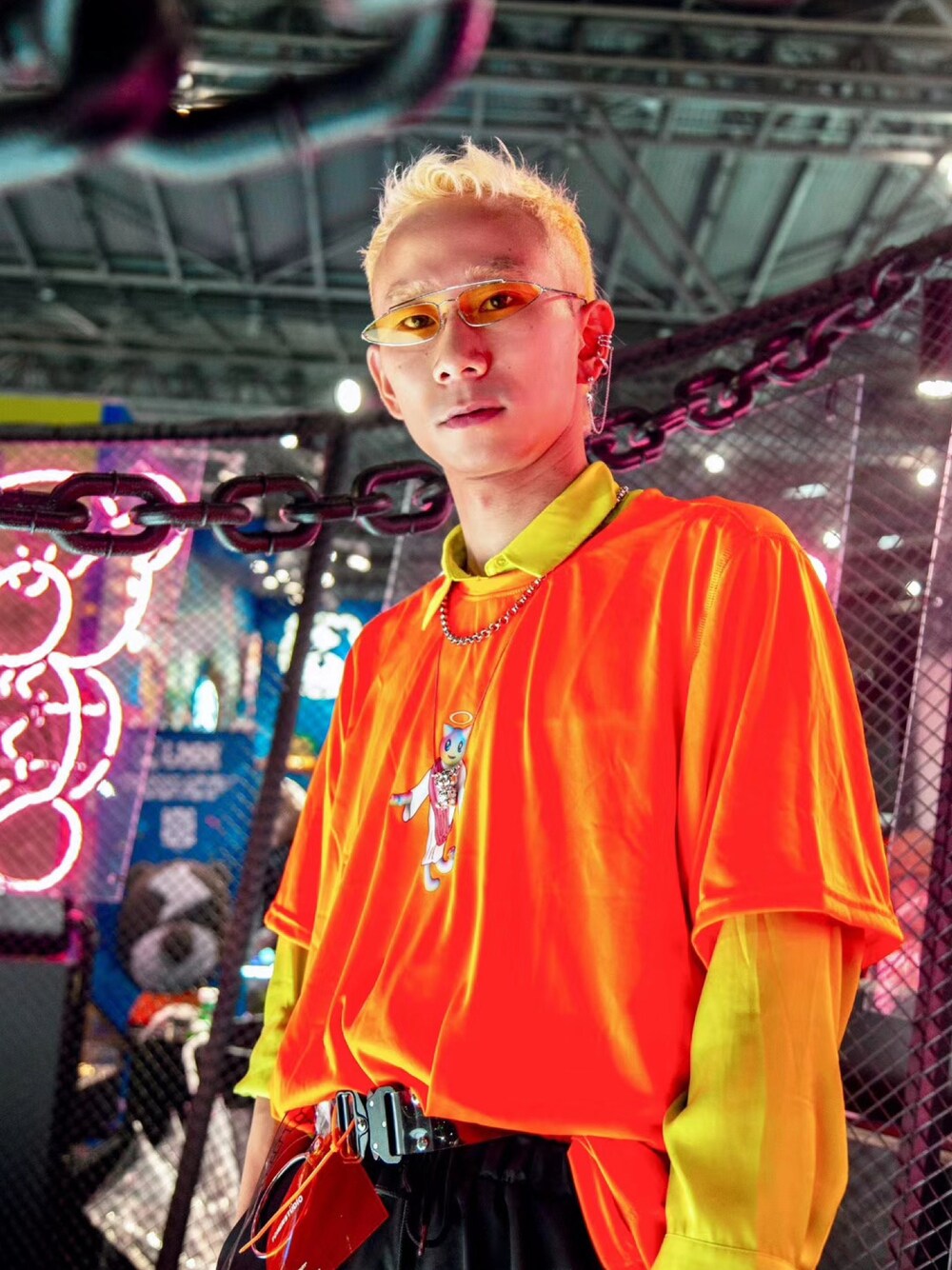 「ootd」｜「GUCCIのアイテム（トップス、オレンジ系）」を使った、秦然さん（メンズ・175cm）の春コーディネートの1枚目の写真