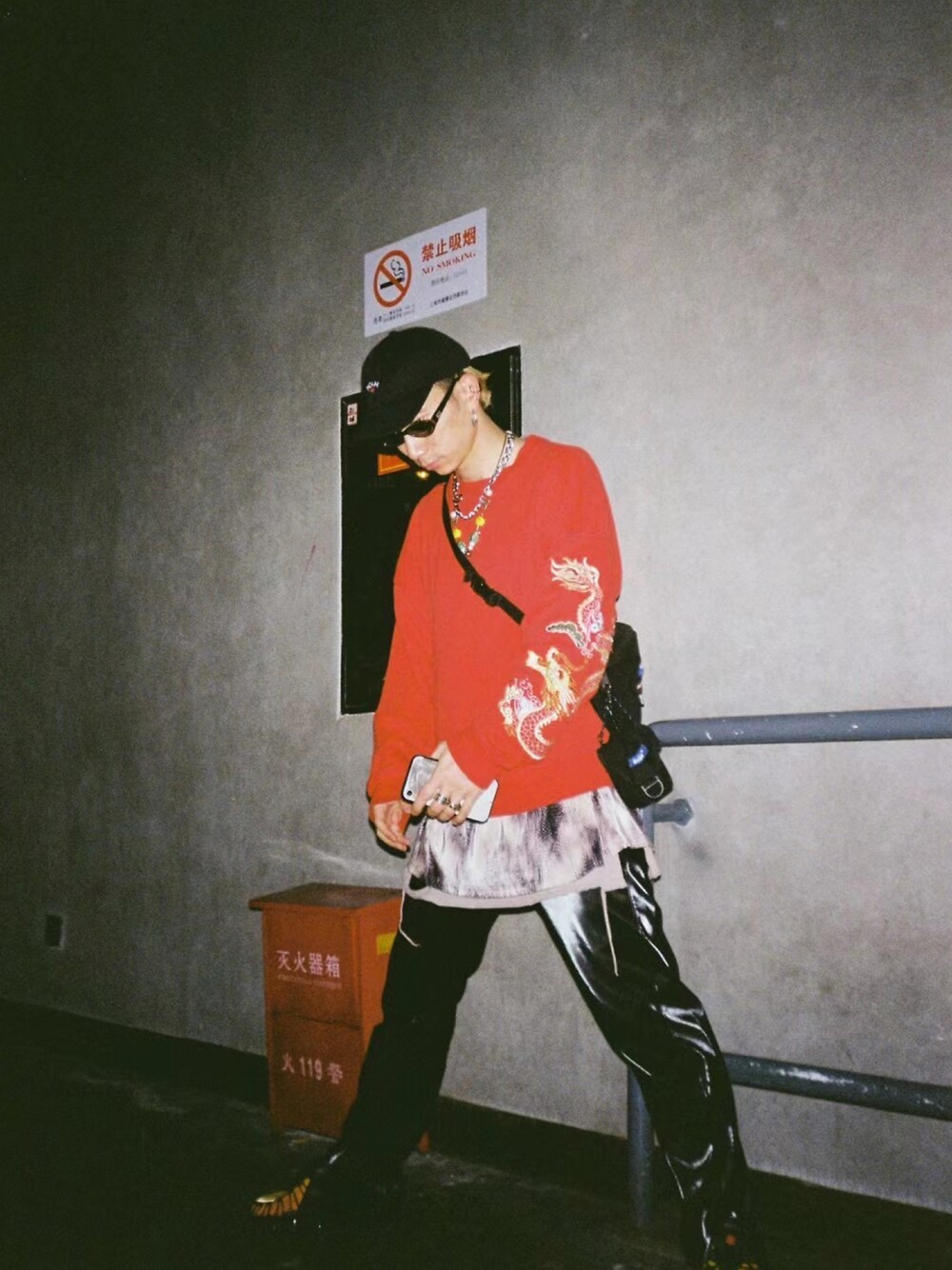「ootd」｜「pushBUTTONのアイテム（トップス、レッド系）」を使った、秦然さん（メンズ・175cm）の春コーディネートの1枚目の写真