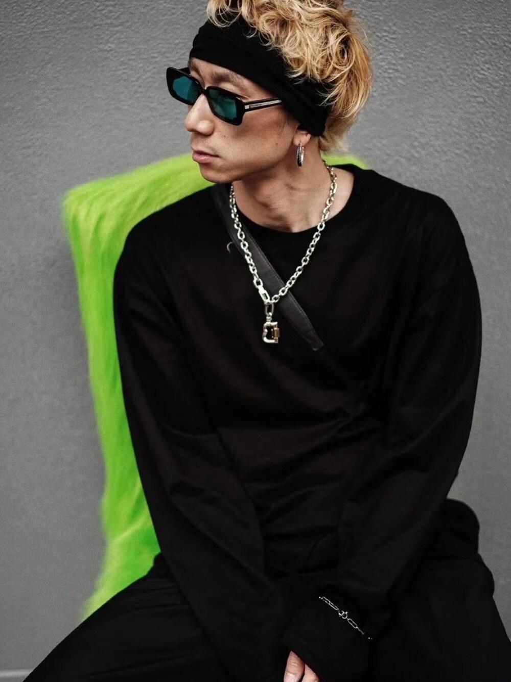 「ootd」｜「Yohji Yamamotoのアイテム（トップス、ブラック系）」を使った、秦然さん（メンズ・175cm）の春コーディネートの1枚目の写真