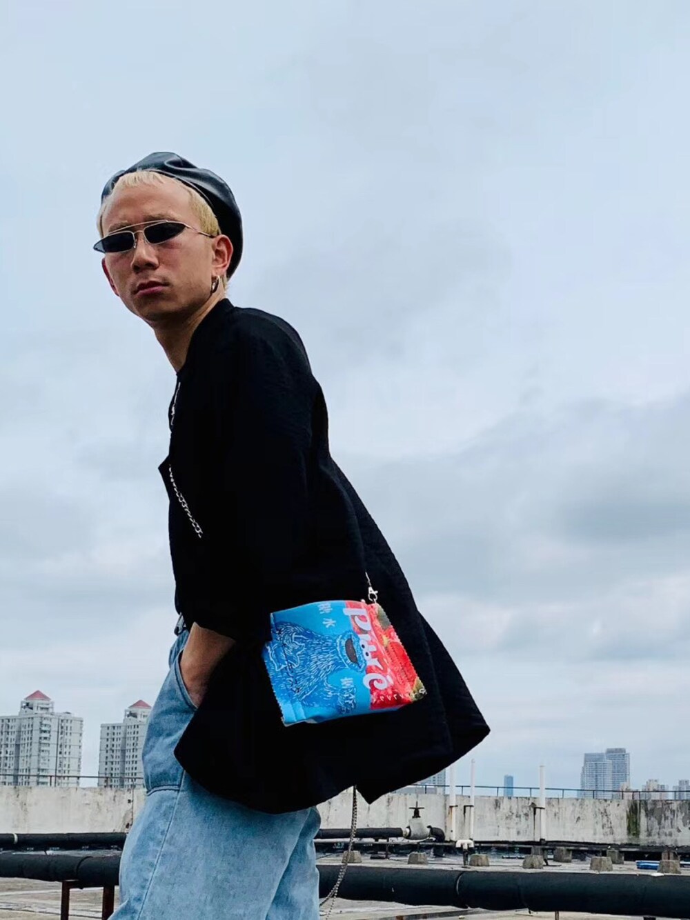 「ootd」｜「Yohji Yamamotoのアイテム（ジャケット/アウター、ブラック系）」を使った、秦然さん（メンズ・175cm）の春コーディネートの1枚目の写真