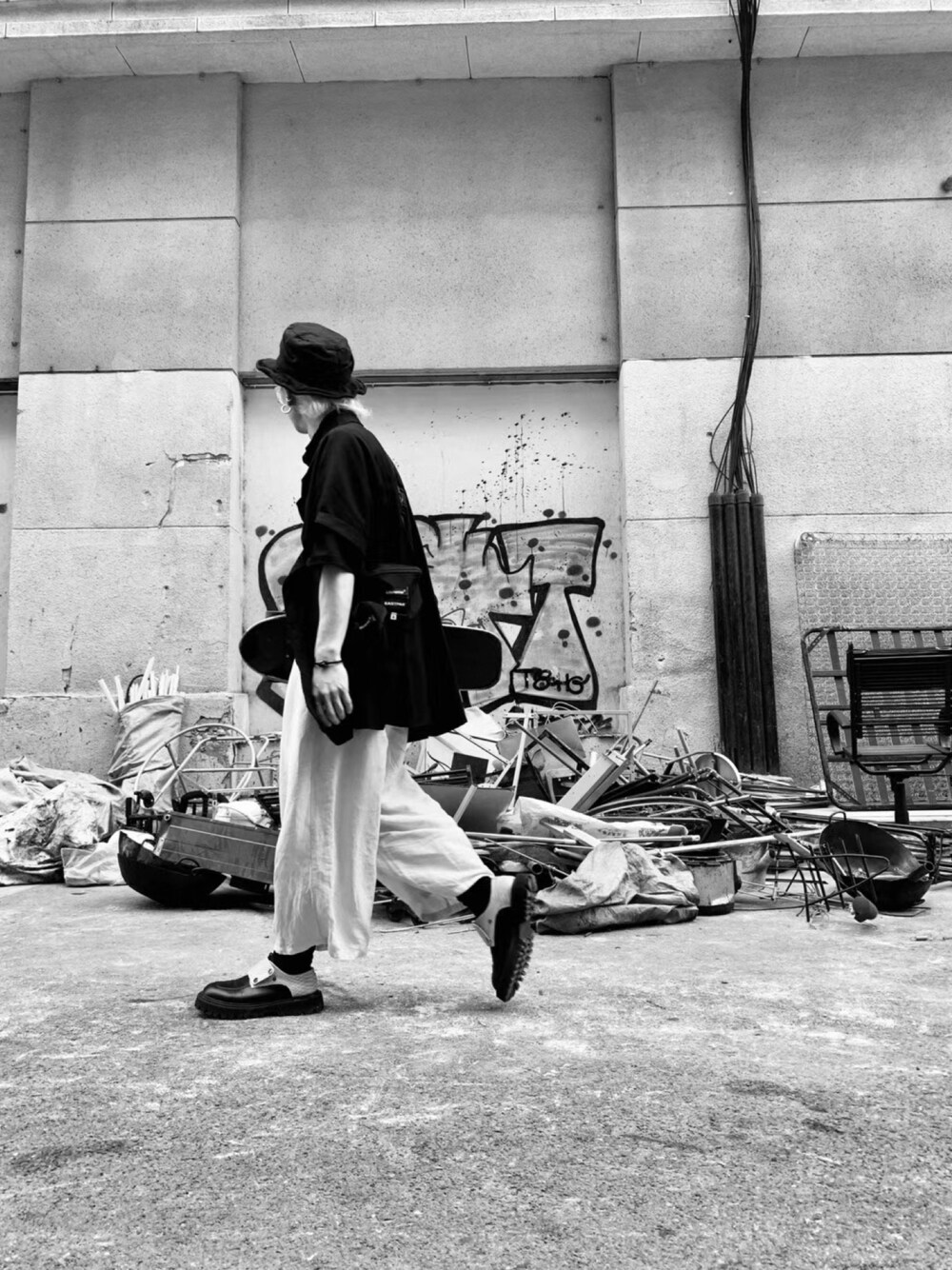 「ootd」｜「Yohji Yamamotoのアイテム（トップス、ブラック系）」を使った、秦然さん（メンズ・175cm）の春コーディネートの1枚目の写真