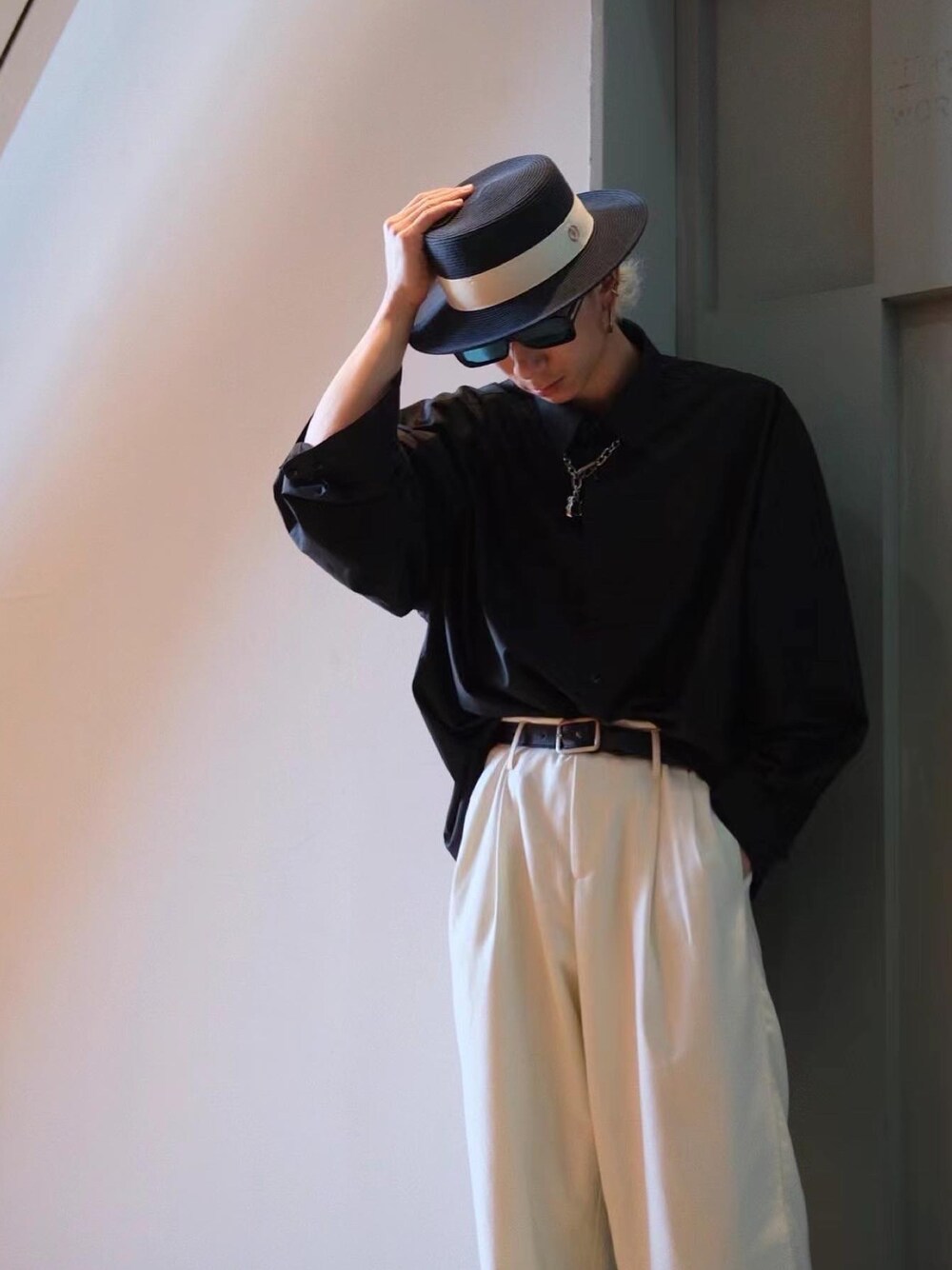 「ootd」｜「Yves Saint Laurentのアイテム（トップス、ブラック系）」を使った、秦然さん（メンズ・175cm）の秋コーディネートの1枚目の写真