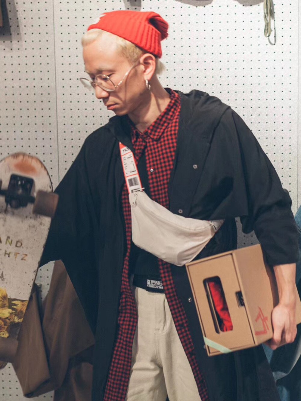 「ootd」｜「TYAKASHAのアイテム（バッグ、ホワイト系）」を使った、秦然さん（メンズ・175cm）の春コーディネートの1枚目の写真