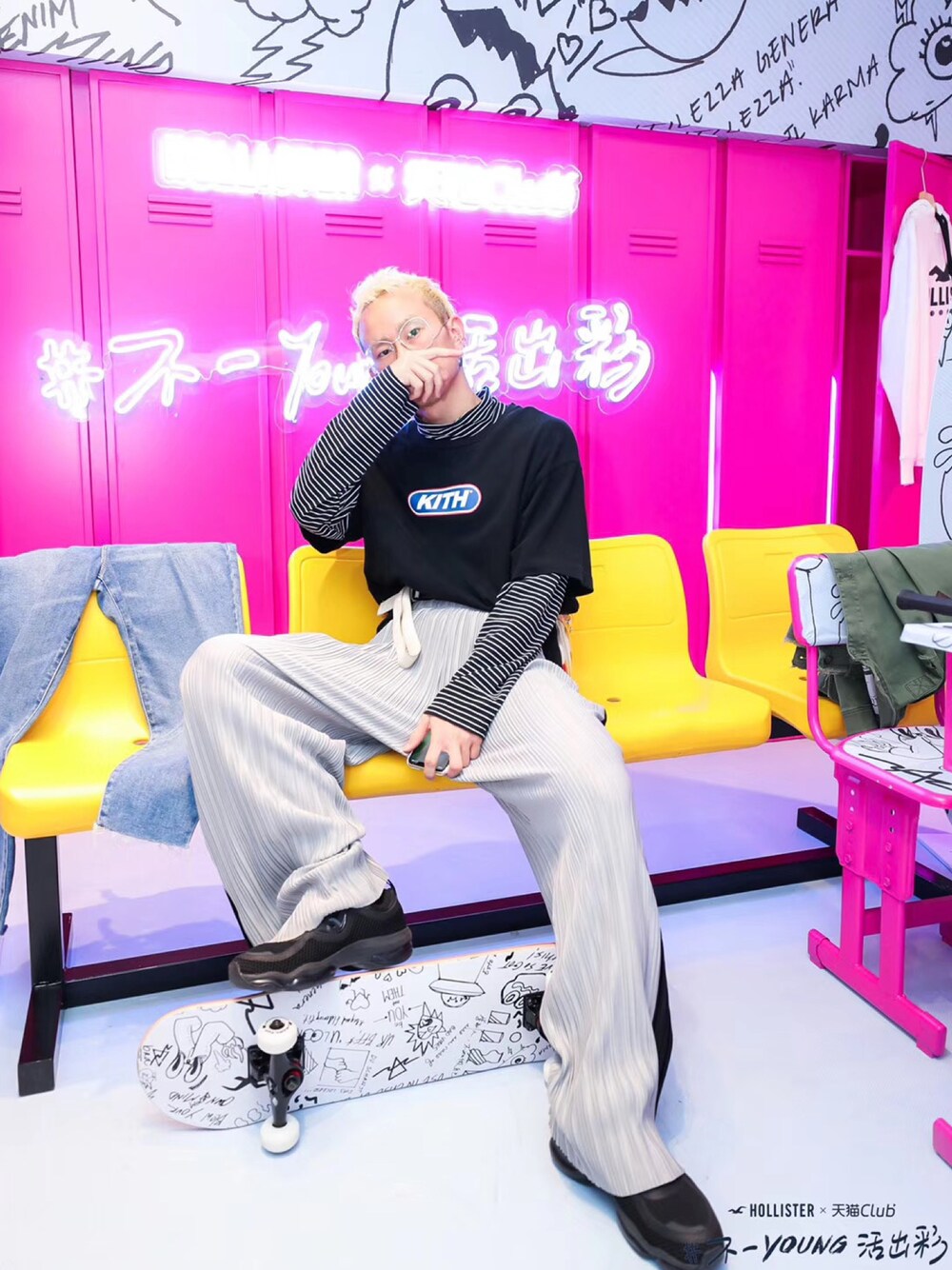 「ootd」｜「KITHのアイテム（Tシャツ/カットソー、ブラック系）」を使った、秦然さん（メンズ・175cm）の春コーディネートの1枚目の写真