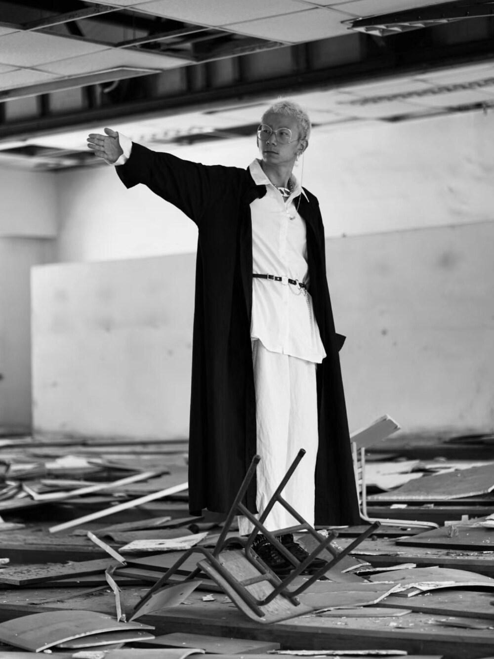 「ootd」｜「Yohji Yamamotoのアイテム（トップス、ブラック系）」を使った、秦然さん（メンズ・175cm）の春コーディネートの1枚目の写真
