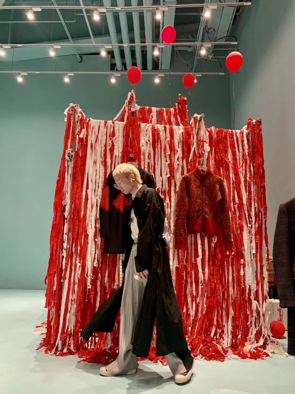 「ootd」｜「Yohji Yamamotoのアイテム（トップス、ブラック系）」を使った、秦然さん（メンズ・175cm）の春コーディネートの1枚目の写真
