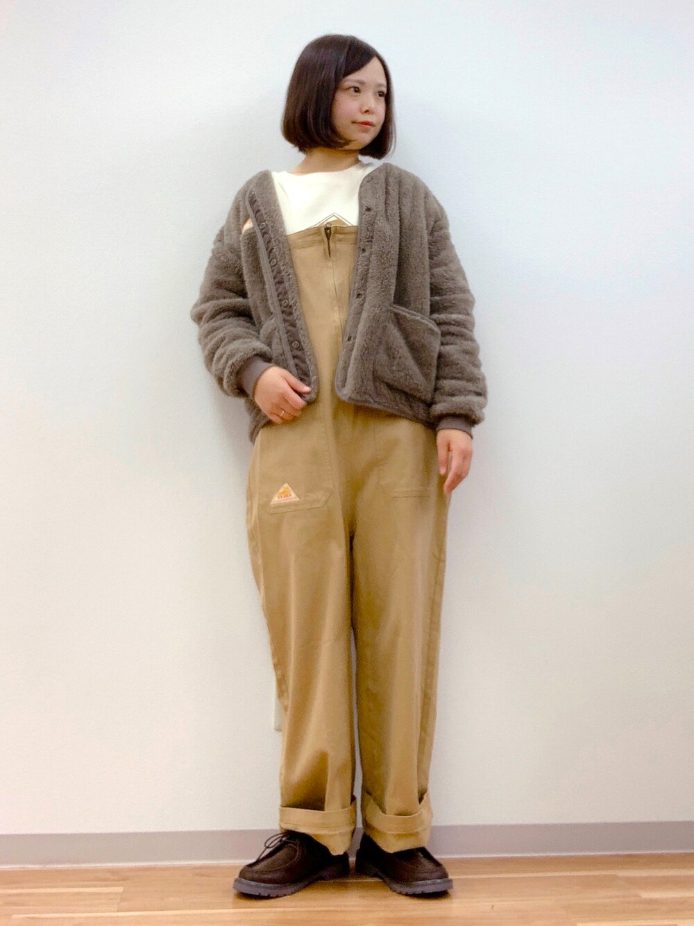 「カジュアル、シンプル、ベージュ、サロペット、SM2、ラクチンコーデ、KELTY、低身長コーデ、サマンサ モスモス(Samansa Mos2)、秋冬コーデ」｜「Samansa Mos2のチロリアンシューズ（その他シューズ、ブラウン系）」を使った、いとうさん（レディース・152cm）の秋コーディネートの1枚目の写真