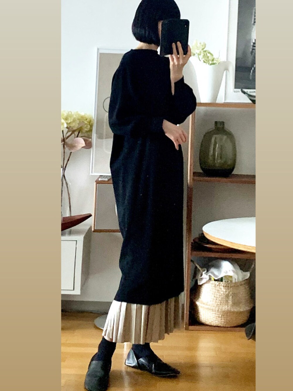 「高身長女子、シンプル、モノトーン、大人カジュアル、きれいめカジュアル、オトナ女子、ootd、50代コーデ、50代ファッション、アラフィフ」｜「nitcaの14GSNOWY総針 切り込みネックワンピース（ワンピース、ブラック系）」を使った、minako_1027さん（レディース・170cm）の冬コーディネートの1枚目の写真