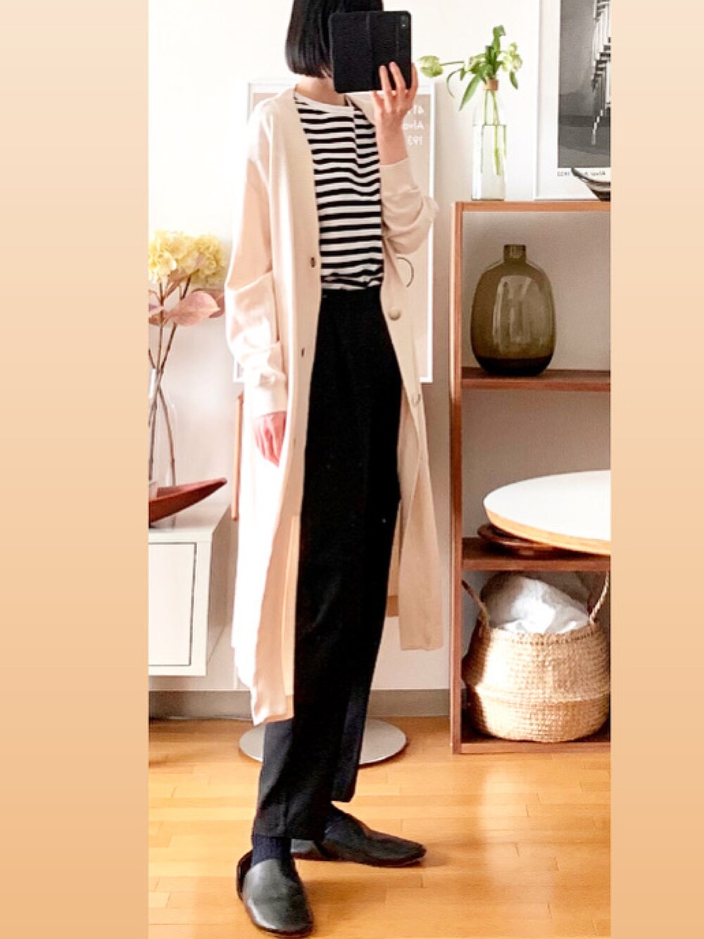 「高身長女子、モノトーン、シンプル、大人カジュアル、オトナ女子、ゆるコーデ、ootd、50代カジュアル、50代コーデ、50代ファッション」｜「sarasa designのb2c サロンシューズ（ルームシューズ/スリッパ、ブラック系）」を使った、minako_1027さん（レディース・170cm）の冬コーディネートの1枚目の写真