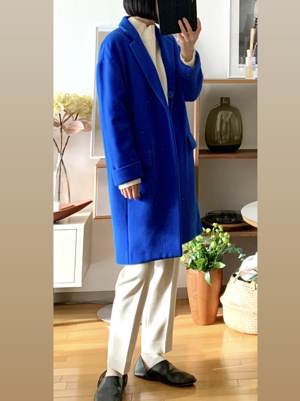 「高身長女子、シンプル、ワントーンコーデ、大人カジュアル、オトナ女子、ootd、パンツスタイル、50代カジュアル、50代コーデ、アラフィフ」｜「THE SHINZONEのアイテム（チェスターコート、ブルー系）」を使った、minako_1027さん（レディース・170cm）の冬コーディネートの1枚目の写真