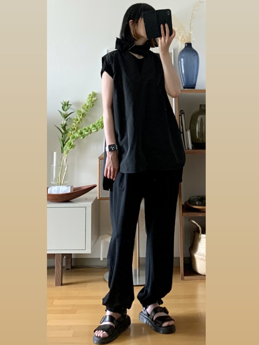 「オールブラック、オールインワン、モノトーンコーデ、モノトーン、高身長女子、高身長コーデ、シンプルコーデ、大人コーデ、大人女子、オトナ女子、アラフィフ、50代ファッション、50代コーデ、きれいめコーディネート、ブラックコーデ」｜「FLORENTのアイテム（オールインワン・サロペット、ブラック系）」を使った、minako_1027さん（レディース・170cm）の夏コーディネートの1枚目の写真