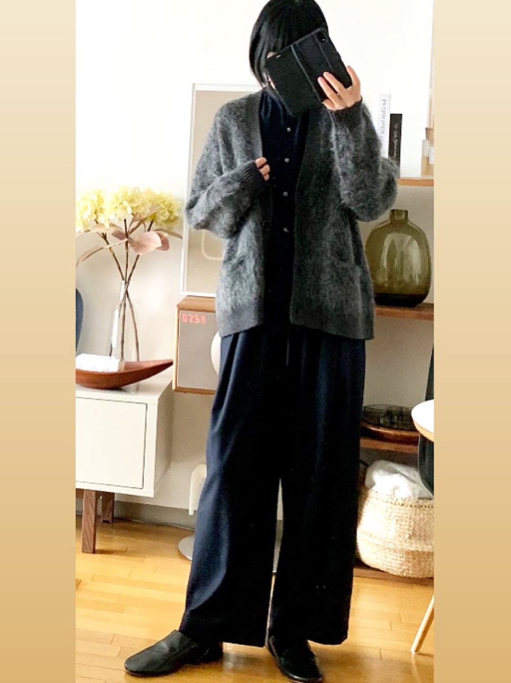 「ワントーンコーデ、高身長女子、大人カジュアル、オトナ女子、カーディガン、アラフィフ、50代カジュアル、50代コーデ、50代ファッション、ootd」｜「TOMORROWLAND のアイテム（シャツ/ブラウス、ブルー系）」を使った、minako_1027さん（レディース・170cm）の冬コーディネートの1枚目の写真