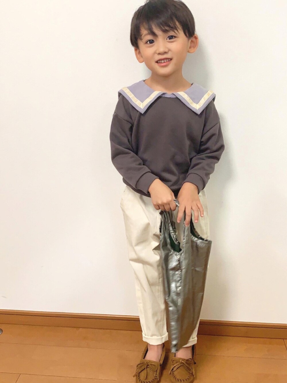 「スウェット、モカシン、セーラーカラー、プチプラコーデ、秋服、メタリックバッグ、ビッグカラー、おしゃれさんと繋がりたい、ガーデナーテーパードパンツ」｜「pairmanonの【万能スウェット】裏毛 セーラーカラートレーナー ユニセックス（スウェット、グレー系）」を使った、*soleil88*さん（キッズ・110cm）の秋コーディネートの1枚目の写真