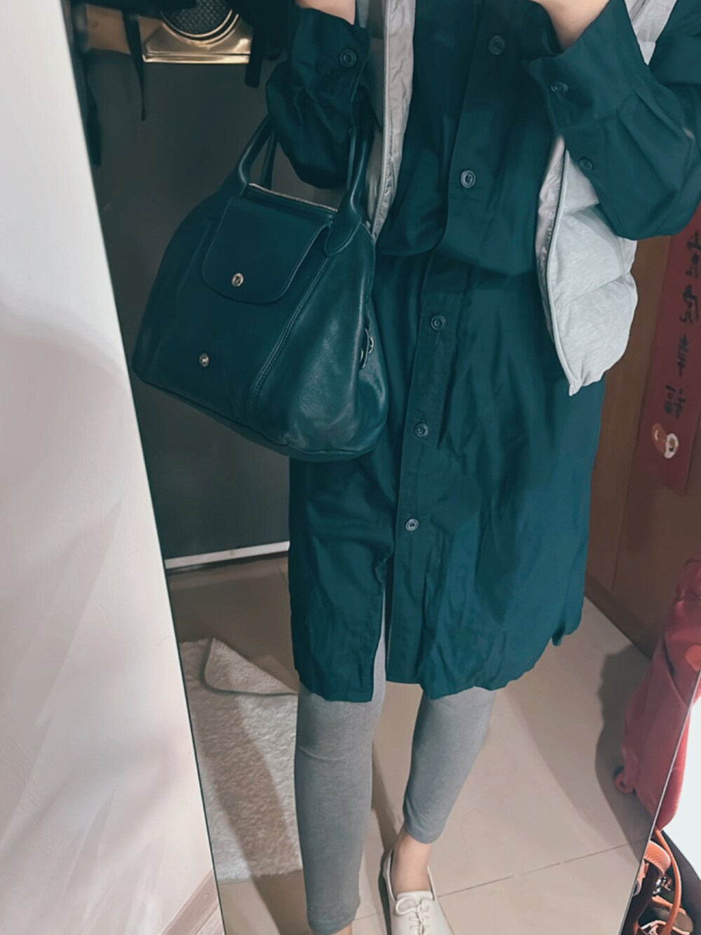 ブルー系のショルダーバッグ、ブルー系のワンピース/ドレス、ブラック系のその他パンツを着用したレディースの冬コーディネートの1枚目の写真