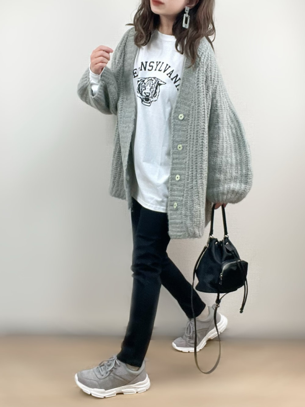 「ANGIE VINTAGE、LVEU.、RODE SKO、プリントT、ロゴT、スキニー、ダッドスニーカー、スキニーデニム、スニーカー、ニットカーディガン、ボリュームスリーブ、ボリュームニット、ボリューム袖、巾着バッグ、秋コーデ」｜「ANGIEのGILDANカレッジロゴオーバーサイズロンT（Tシャツ/カットソー、ホワイト系）」を使った、ange⭐︎さん（レディース・165cm）の冬コーディネートの1枚目の写真