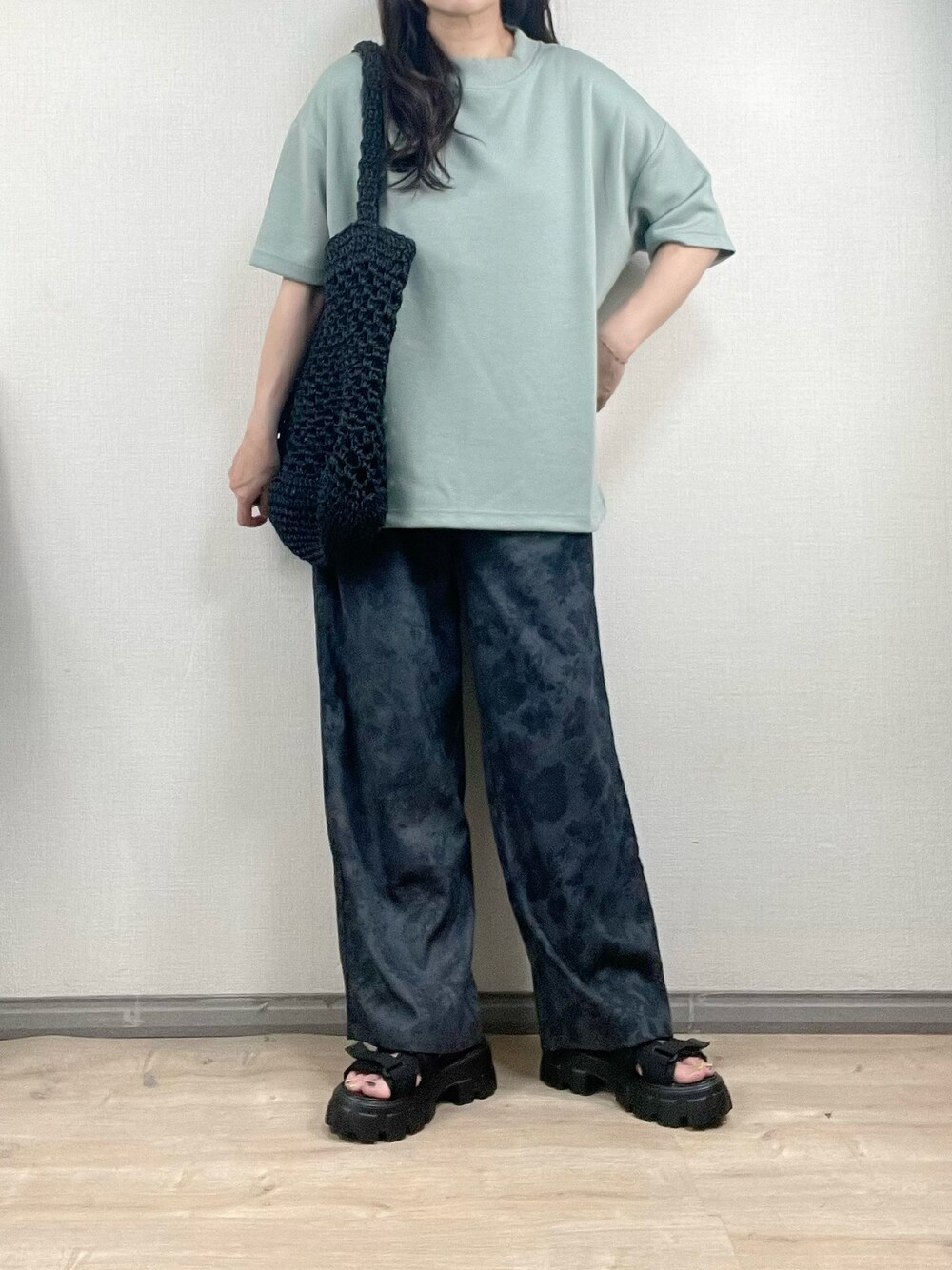 大きな花柄✿オーバーサイズパンツ✿春夏コーデに最適 累計販売枚数1万枚突破】フラワー総柄 花柄 ワイドパンツを使っ