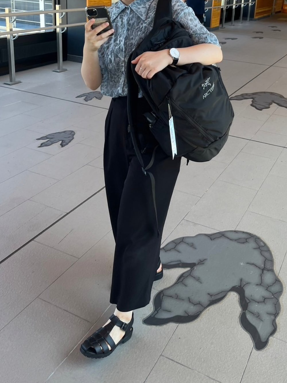 「BEAMS BOYのARC’TERYX / MANTIS 26 BACKPACK（バックパック/リュック、ブラック系）」を使った、ginayaさん（レディース・154cm）の夏コーディネートの1枚目の写真