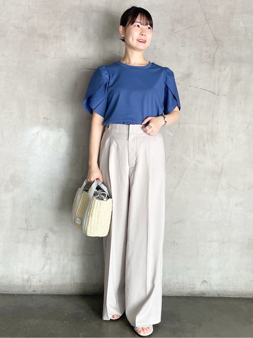 ブルー系のTシャツ/カットソー、グレー系のその他パンツ、シルバー系のショルダーバッグを着用したレディースの春コーディネートの1枚目の写真