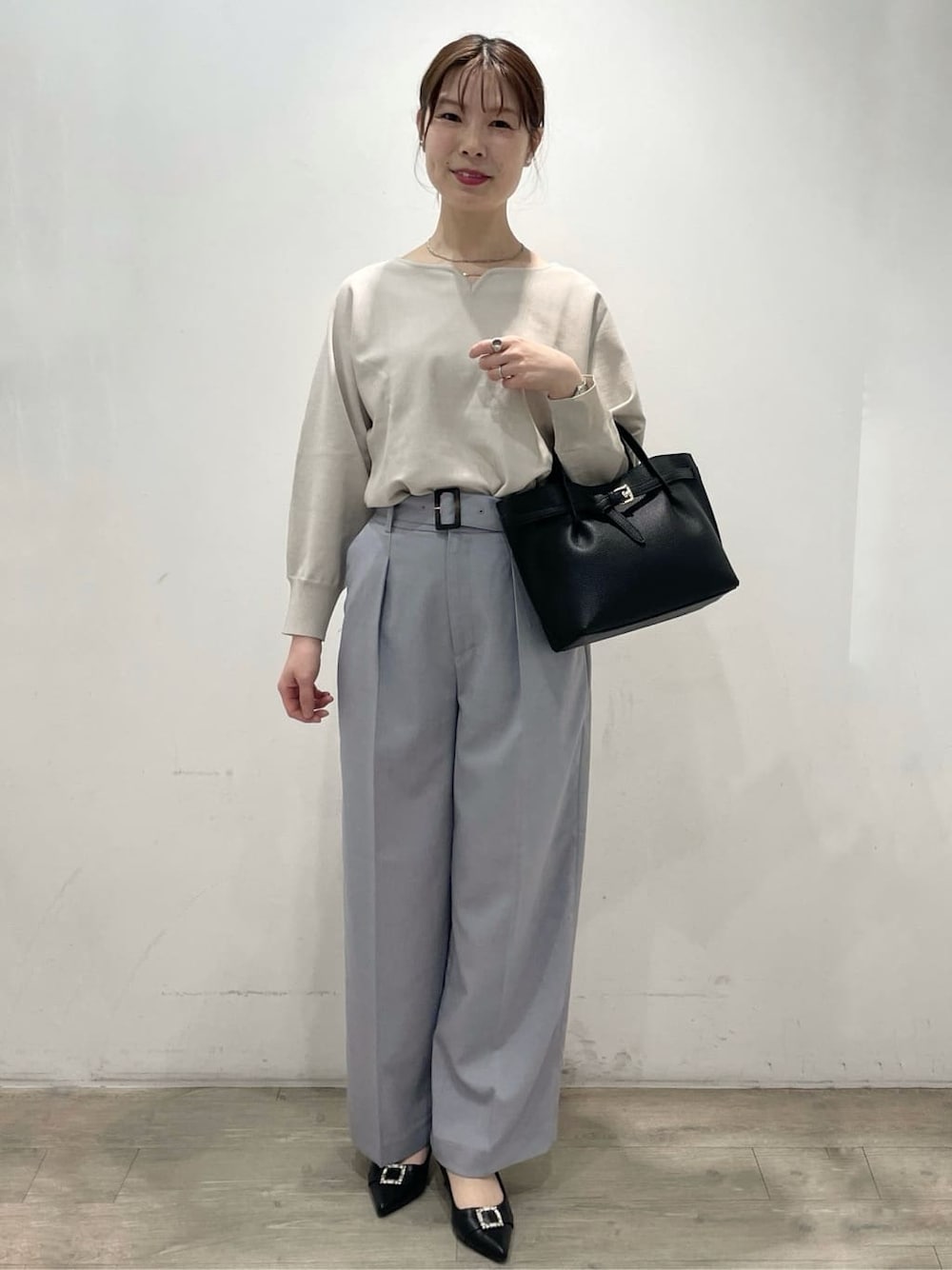ブラック系のパンプス、グレー系のその他パンツ、ブラック系のトートバッグを着用したレディースの春コーディネートの1枚目の写真