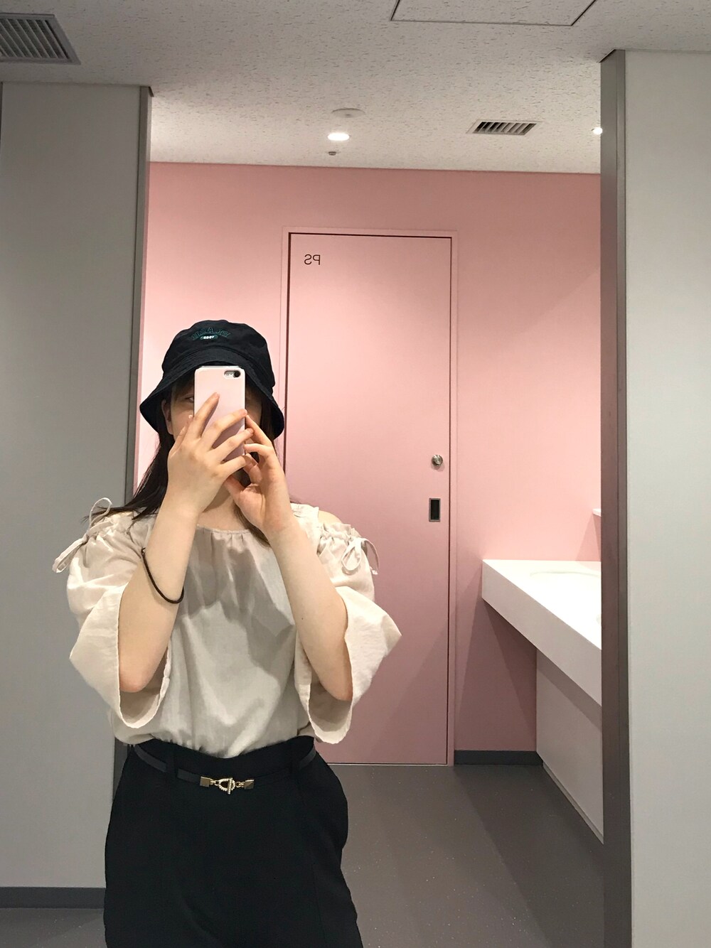 「ラブアンドピース2021、シンプルスタイル、休日コーデ、黒、パンツ、ラフ、くすみカラー」｜「WEGOのアイテム（ハット、ブラック系）」を使った、ちゃき☺︎さん（レディース・157cm）の秋コーディネートの1枚目の写真