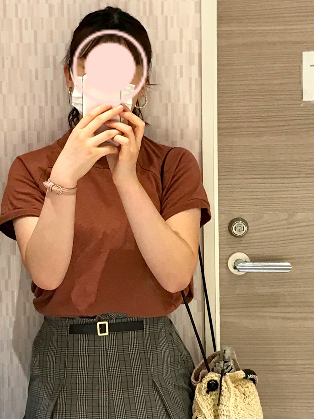 「ラブアンドピース2021、休日スタイル、秋トレンド2021、お出かけコーデ、低身長、大人ガーリー、秋色、茶色、自撮り、マジェスティックレゴン、ゴージ、ニコアンド」｜「GORGEのアイテム（Tシャツ/カットソー、ブラウン系）」を使った、ちゃき☺︎さん（レディース・157cm）の秋コーディネートの1枚目の写真