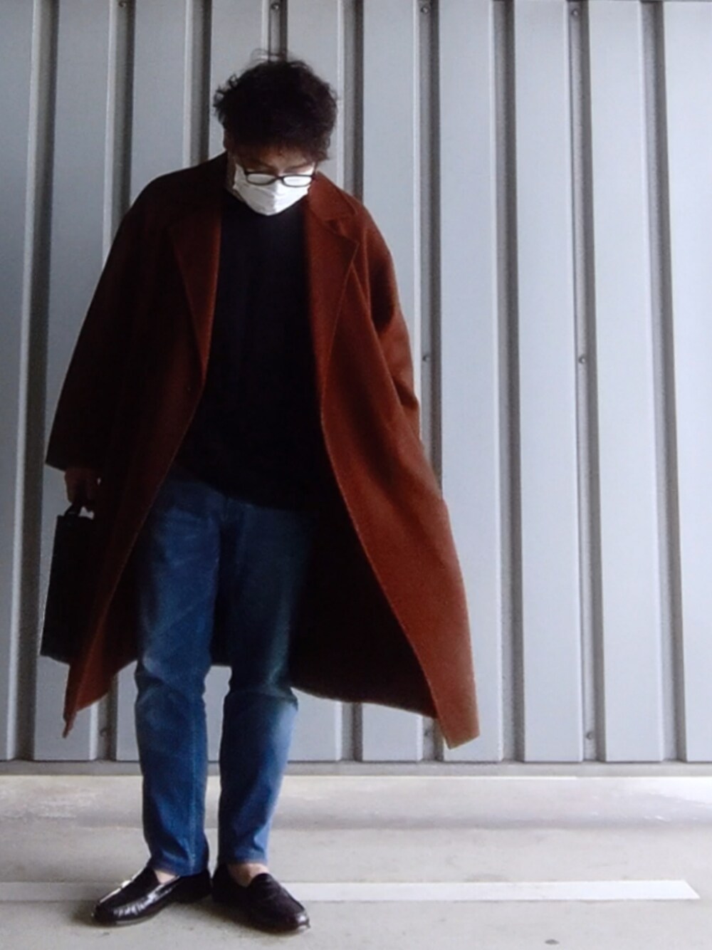 パープル系のローファー、ブルー系のデニムパンツ、ブラウン系のその他アウターを着用したメンズの秋コーディネートの1枚目の写真