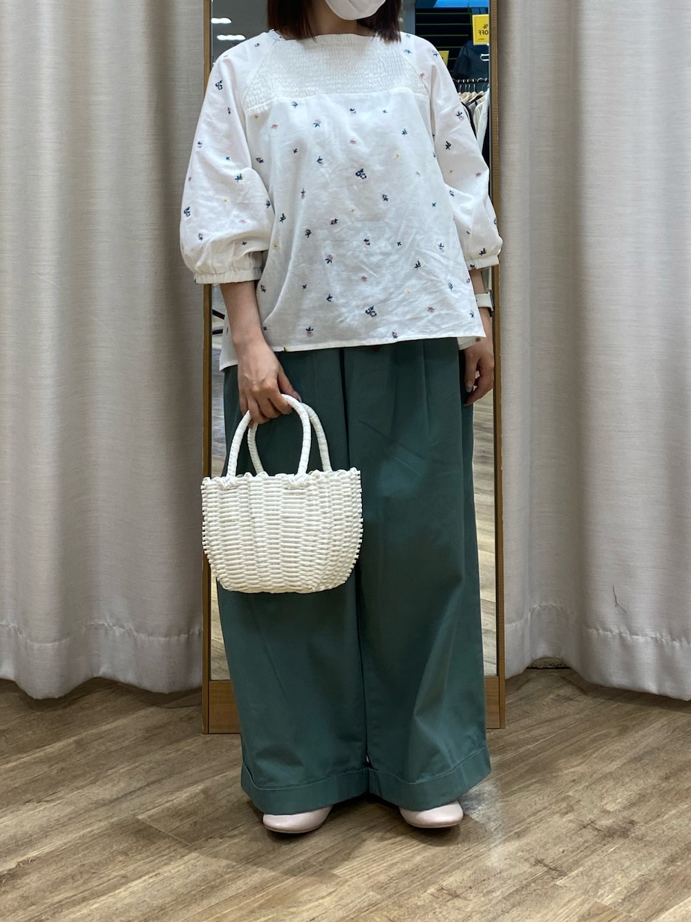 「Samansa Mos2、SM2、サマンサ モスモス(Samansa Mos2)、ナチュラル、春コーデ、小花柄、低身長コーデ、低身長」｜「Samansa Mos2の花刺繍前後2WAYブラウス（シャツ/ブラウス、ホワイト系）」を使った、i.さん（レディース・150cm）の春コーディネートの1枚目の写真