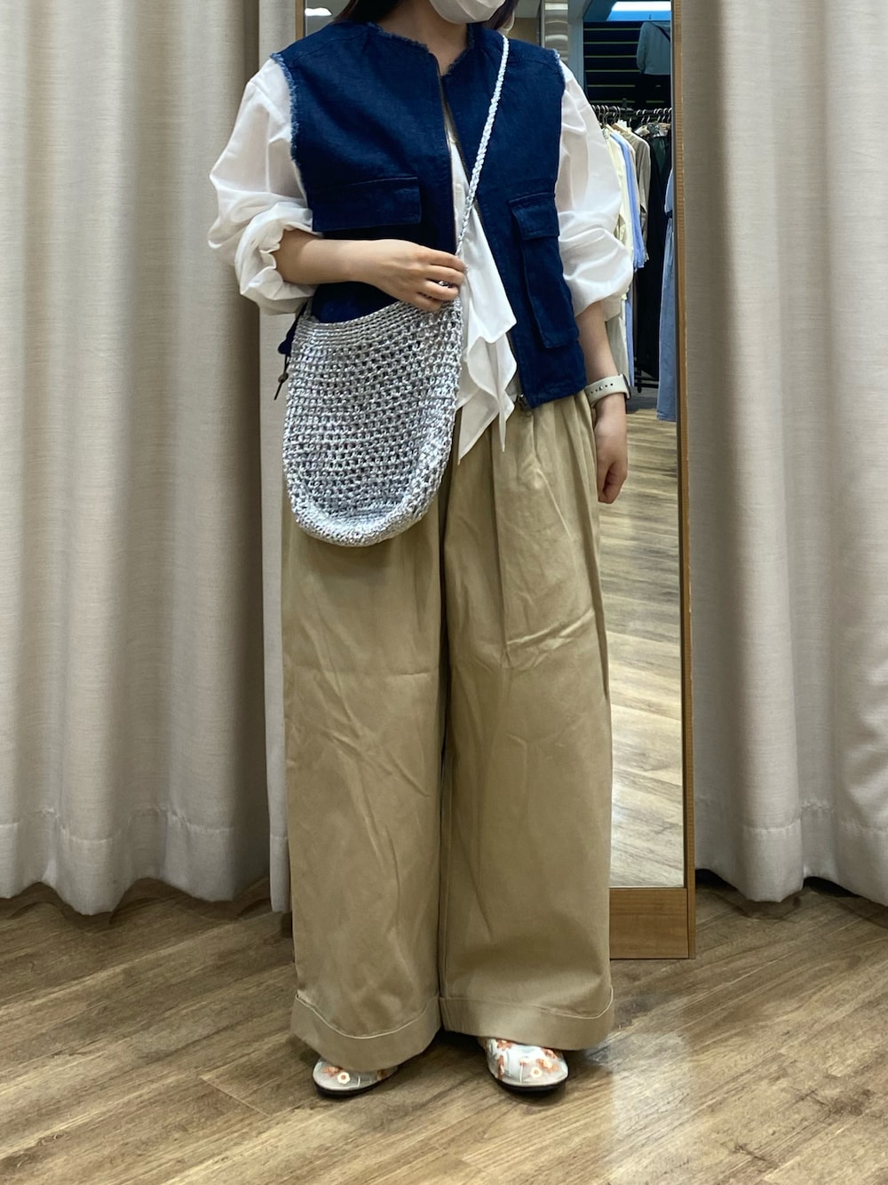 「Samansa Mos2、SM2、サマンサ モスモス(Samansa Mos2)、エスエムツー、カジュアル、春コーデ、低身長、低身長コーデ」｜「Samansa Mos2のメタリックショルダーバッグ（ハンドバッグ、シルバー系）」を使った、i.さん（レディース・150cm）の春コーディネートの1枚目の写真