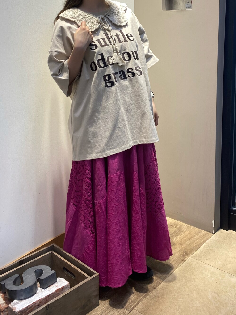 ベージュ系のTシャツ/カットソー、ピンク系のスカート、ベージュ系のストール/ショールを着用したレディースの春コーディネートの1枚目の写真