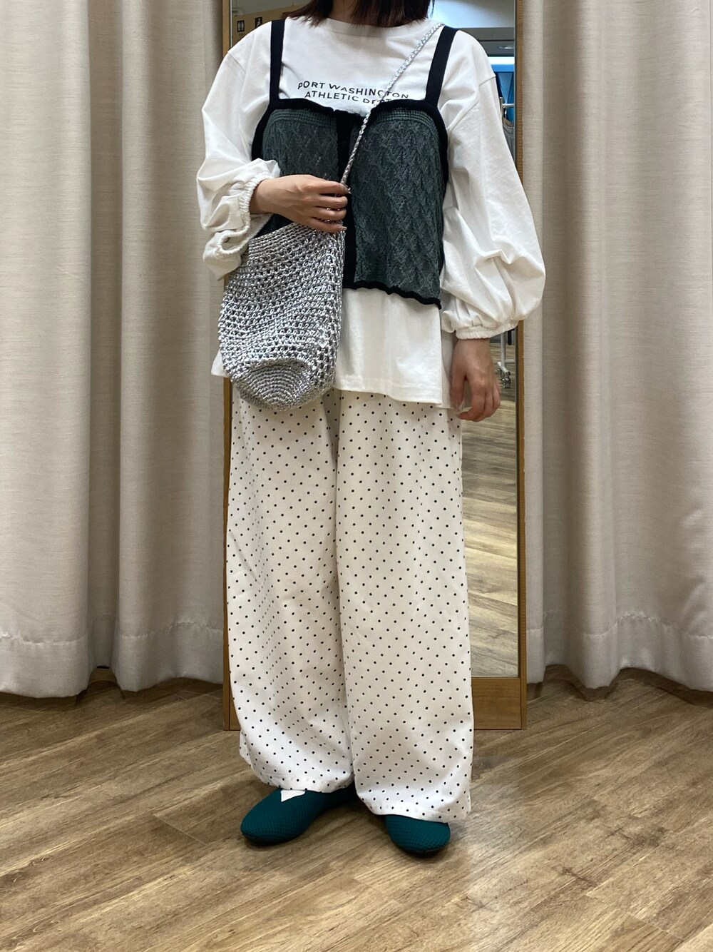 「Samansa Mos2、sm2rhythm、サマンサ モスモス(Samansa Mos2)、ナチュラル、春コーデ、低身長コーデ、低身長」｜「Samansa Mos2のメタリックショルダーバッグ（ハンドバッグ、シルバー系）」を使った、i.さん（レディース・150cm）の春コーディネートの1枚目の写真