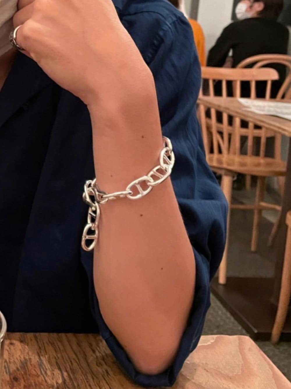 「ブレスレット、HERMES、シャツスタイル、シルバーアクセサリー、エルメス、秋コーデ、youtube、シェーヌダンクル、chaine d'Ancre、アンカーチェーン、sowbow、ハンドメイド、ハンドメイド作家、ジュエリー、オトナカジュアル」｜「ONEMI Jewelryのアイテム（ブレスレット、シルバー系）」を使った、onemidayo さん（メンズ・177cm）の秋コーディネートの1枚目の写真