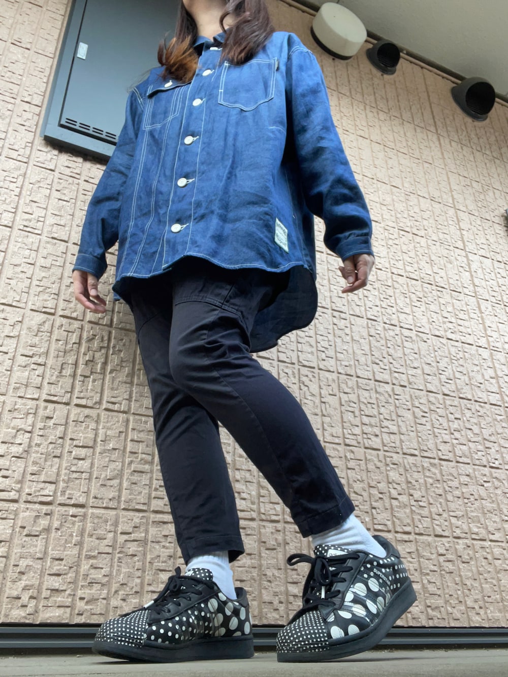 「FRAPBOIS、デニムブルゾン、adidas、スーパースター、ドット、スニーカーコーデ、スニーカー好きと繋がりたい、おしゃれさんと繋がりたい、カジュアルスタイル、シャツスタイル、API custom、パンツスタイル、superstar」｜「FRAPBOISのテンセルデニム ブルゾン（ブルゾン、ブルー系）」を使った、mikiさん（レディース・160cm）の秋コーディネートの1枚目の写真